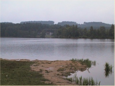 Pláž Komárovského rybníka v&nbsp;kempu Kříneč
